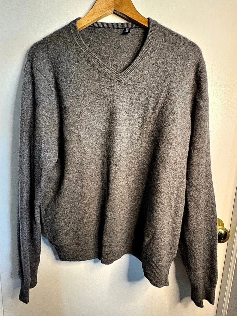 Saks Fifth Sz XL Cashmere V-Neck Sweater Gray Luxury Soft Classic Preppy Chic
